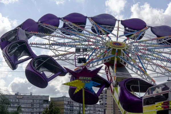 Rueda de carrusel grande en luna park —  Fotos de Stock