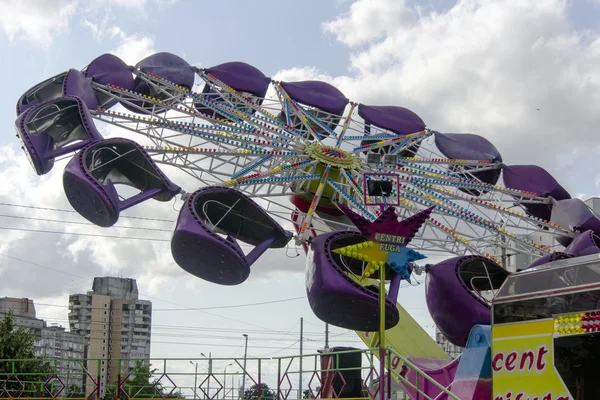 Rueda de carrusel grande en luna park —  Fotos de Stock