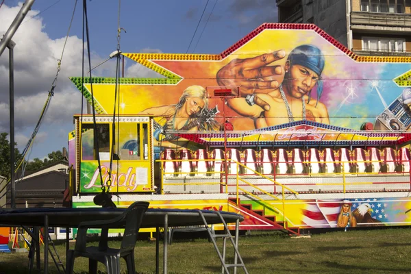 Hoge grafische attractie in luna park — Stockfoto