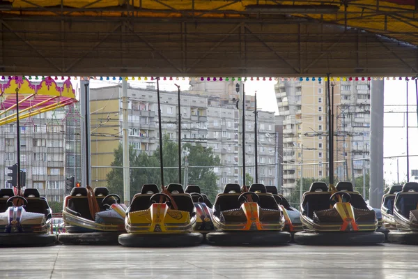 Parachoques de coches eléctricos como carruseles atracciones en luna park —  Fotos de Stock