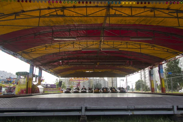 Parachoques de coches eléctricos como carruseles atracciones en luna park —  Fotos de Stock