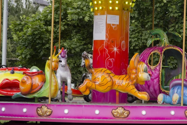 Animales de carrusel como atracción infantil en el parque de la luna — Foto de Stock