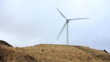 Alternatif enerji Rüzgar türbin döner. Enerji tüketimi ve Yeşil yenilenebilir Enerji endüstrisi.