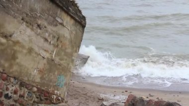 Taş duvara yenerek dinamik deniz dalgaları
