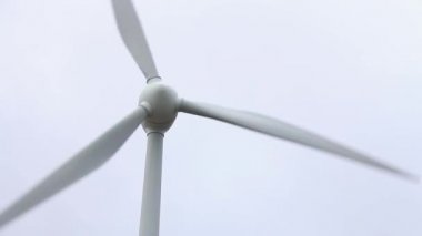 Alternatif enerji Rüzgar türbin döner. Enerji tüketimi ve Yeşil yenilenebilir Enerji endüstrisi