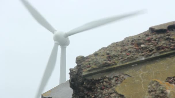 Alternatieve energie wind turbine draaien. Energieverbruik en groene hernieuwbare energie-industrie. — Stockvideo