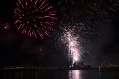 Karanlık gökyüzü arka plan üzerinde güzel renkli havai fişek