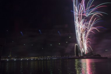 Karanlık gökyüzü arka plan üzerinde güzel renkli havai fişek