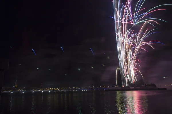 Hermosos fuegos artificiales de colores sobre fondo de cielo oscuro — Foto de Stock