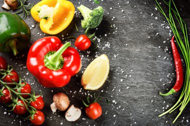 Taze organik sebze ve otlar ile çerçeve