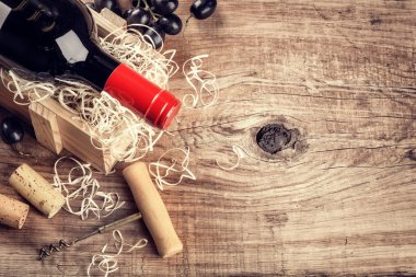 bir şişe kırmızı şarap, üzüm ve mantarlar