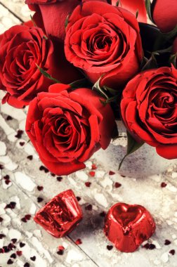 Sevgililer ayarı ile kırmızı gül buketi