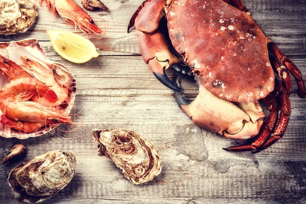 Cangrejo al vapor, gambas y ostras frescas — Foto de Stock