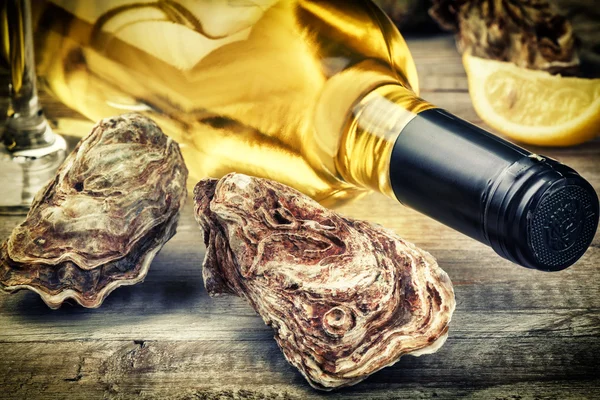 Verse oesters met witte wijn fles — Stockfoto