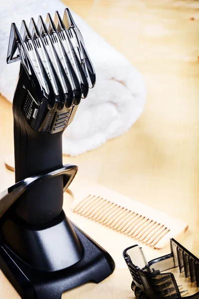 Hair clipper and wooden comb — Stock Photo, Image
