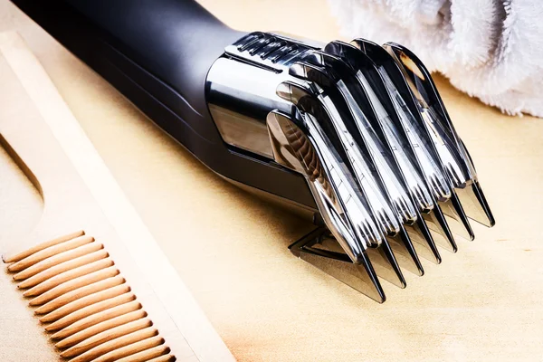 Cortador de cabelo e pente de madeira — Fotografia de Stock