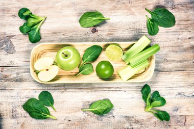 taze yeşil sebze ve meyveler