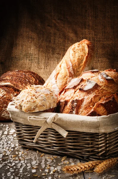 Frisch gebackenes Brot in rustikalem Ambiente — Stockfoto