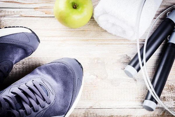 Sneakers and skipping rope — Stock Photo, Image