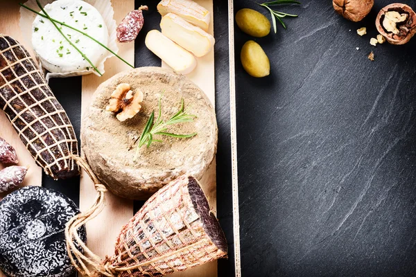 Suché maso, klobásy a francouzský sýr — Stock fotografie