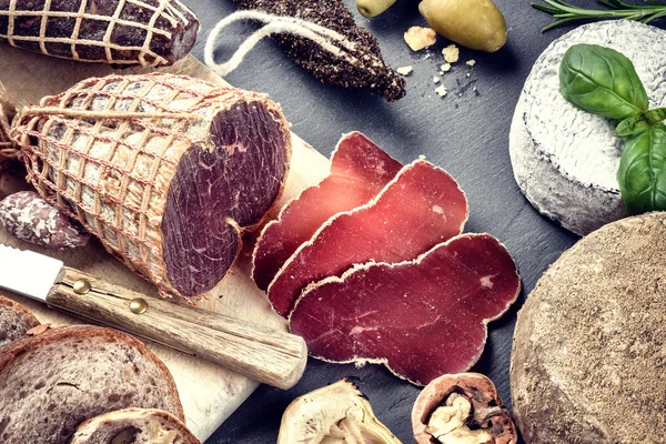 Сухий м'ясо, ковбаси і французьких сирів — стокове фото
