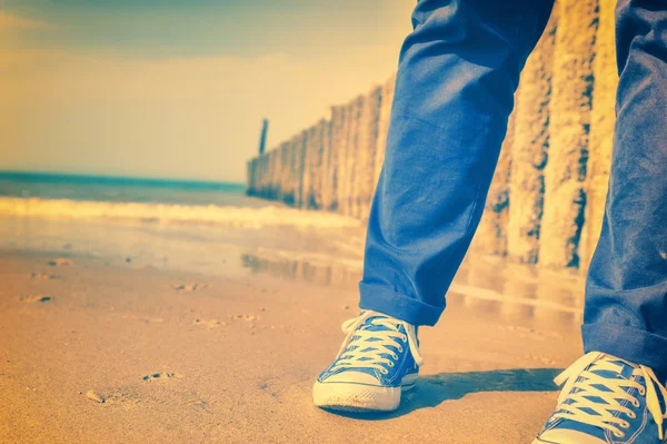 Zomer zeegezicht met ontspannen tiener — Stockfoto