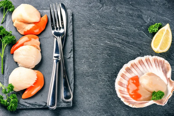 Vieiras rainha cruas em comida do mar — Fotografia de Stock