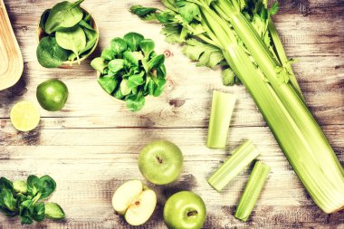 taze yeşil sebze ve meyveler