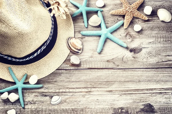 Straw hat and seashells — Stock Photo, Image