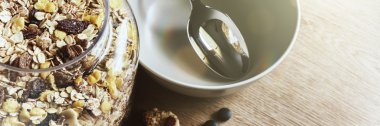 Müsli ve kurutulmuş meyveler ile sağlıklı kahvaltı 