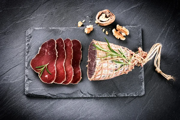 Нарізане сухе м'ясо і волоські горіхи — стокове фото