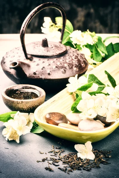 Tetera asiática, té seco y flores de jazmín — Foto de Stock