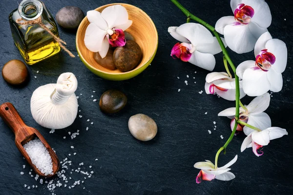 Orquídea branca, bola de massagem e óleo — Fotografia de Stock