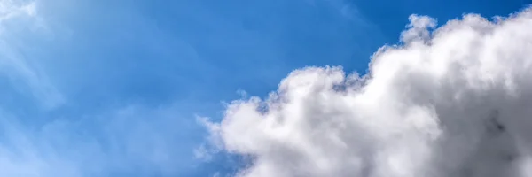 Nubes blancas y esponjosas sobre el cielo azul —  Fotos de Stock