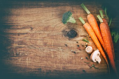 ahşap adam üzerinde taze organik havuç