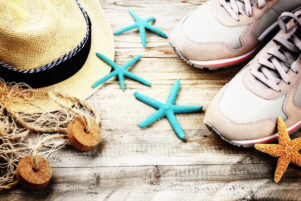 Straw hat, sneakers and seashells — Stock Photo, Image