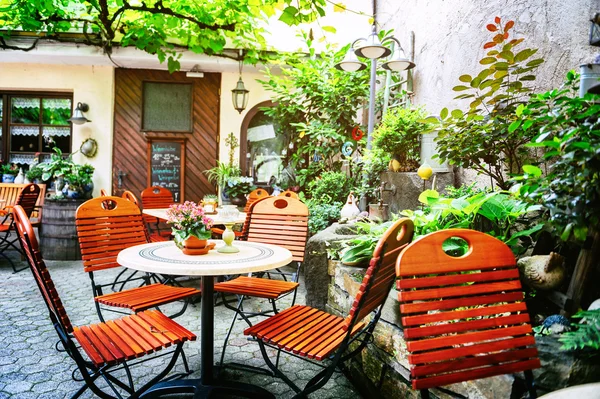 Café terraço em pequena cidade europeia — Fotografia de Stock