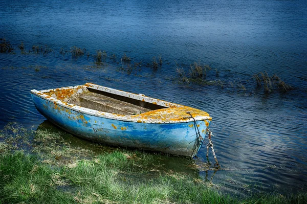 Barco de pesca pintado viejo —  Fotos de Stock