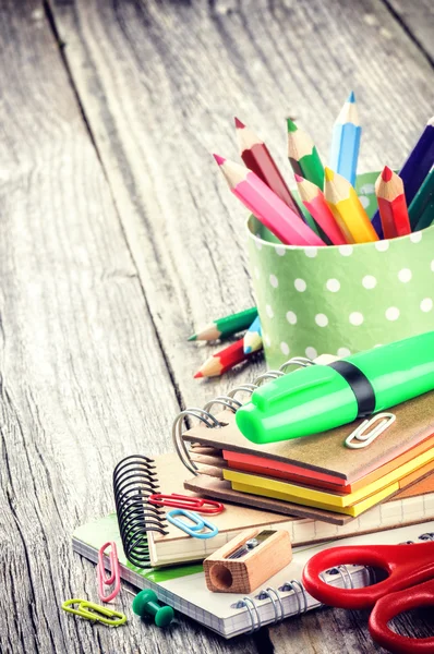 Kleurrijke schoolbenodigdheden — Stockfoto