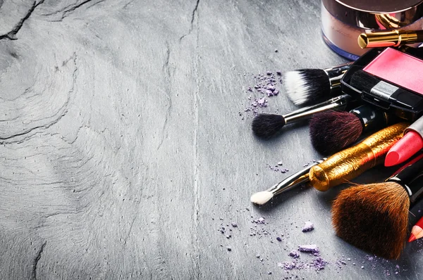 koyu arka plan üzerinde makyaj ürünleri