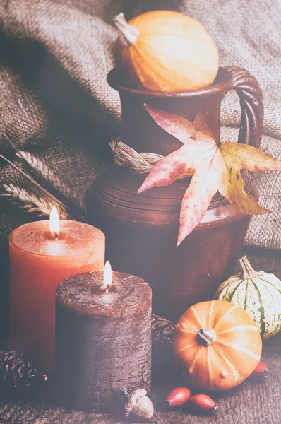 Ajuste de otoño con velas y calabazas — Foto de Stock