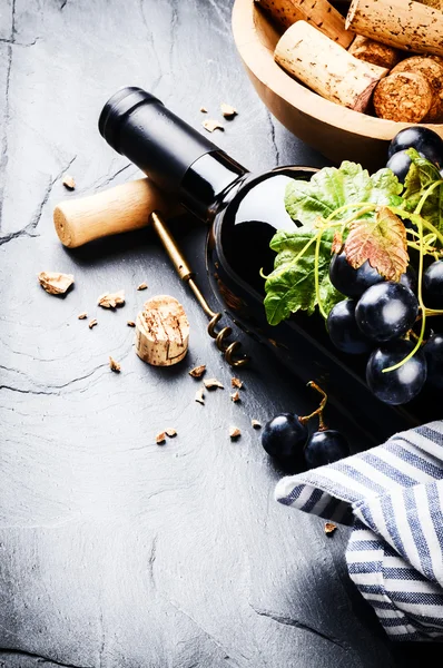 пляшка червоного вина з свіжого винограду
