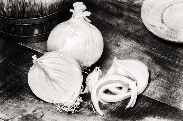 Fresh onions in rustic setting — Stock Photo, Image