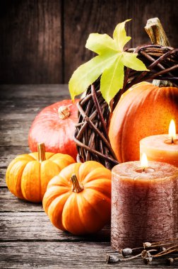 sonbahar natürmort kabaklar ve mumlar