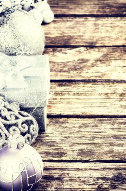 Gümüş tone yılbaşı süslemeleri