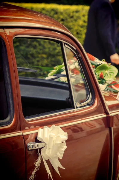 Vintage car wtih wedding decorations — Stock Photo, Image