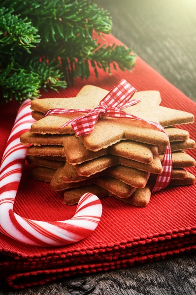 Galletas de jengibre de Navidad y bastón de caramelo —  Fotos de Stock