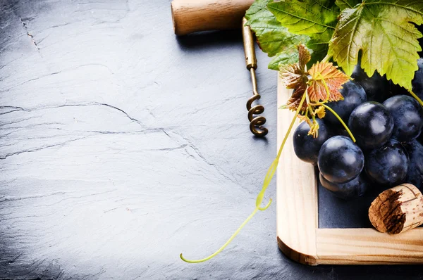 Telaio con uva fresca e cavatappi — Foto Stock