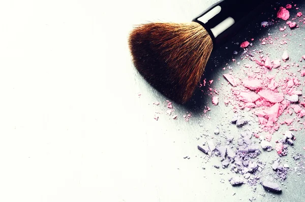 Makyaj fırça ve ezilmiş kaptırdın