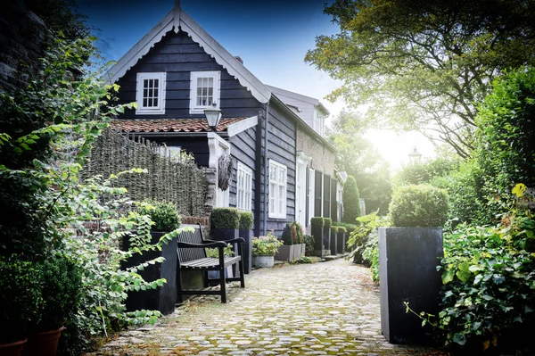 Rue étroite dans une petite ville européenne — Photo